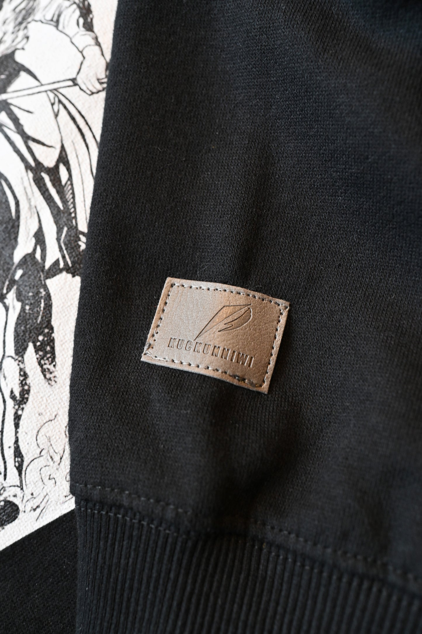 kuckunniwi brand faux leather label on sleeve 